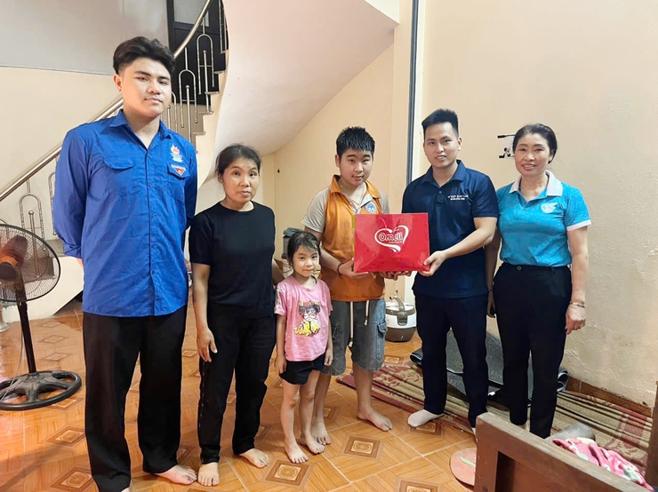 Tổ dân phố 16 thăm hỏi, tặng quà trẻ em có hoàn cảnh khó khăn nhân Ngày Quốc tế Thiếu nhi 1/6- Ảnh 2.