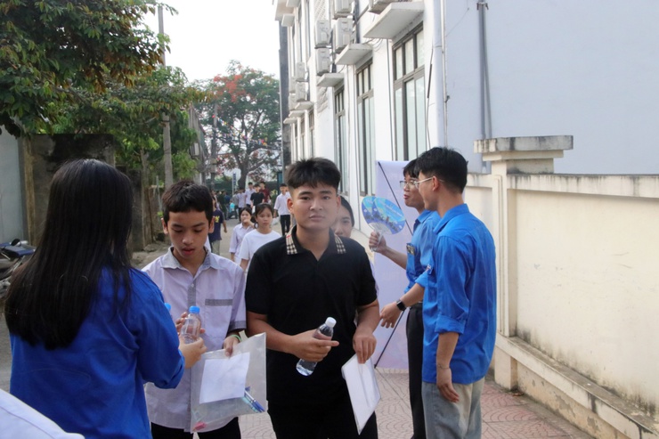 Các lực lượng xã Trần Phú tiếp tục đồng hành cùng các thí sinh thi vào lớp 10, THPT năm học 2026 -2027- Ảnh 2.