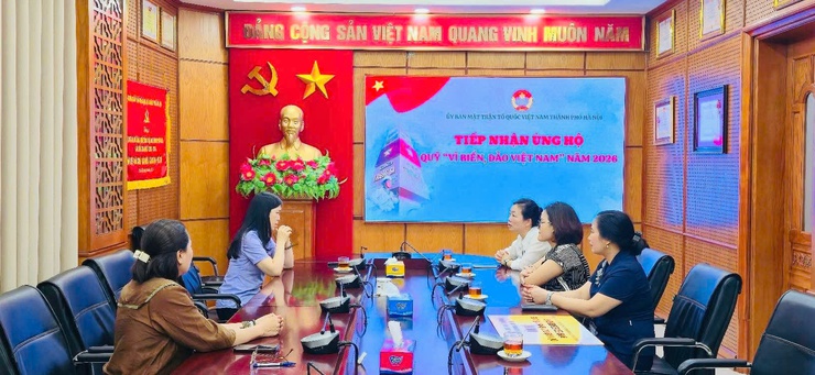 Uỷ ban MTTQ Việt Nam phường Long Biên bàn giao quỹ “Vì biển, đảo Việt Nam” năm 2026 về Uỷ ban MTTQ Việt Nam Thành phố Hà Nội- Ảnh 1.