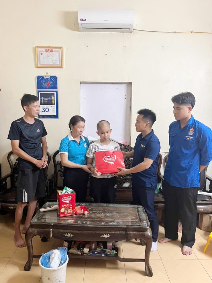 Tổ dân phố 16 thăm hỏi, tặng quà trẻ em có hoàn cảnh khó khăn nhân Ngày Quốc tế Thiếu nhi 1/6- Ảnh 5.