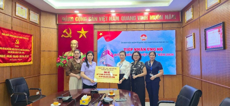Uỷ ban MTTQ Việt Nam phường Long Biên bàn giao quỹ “Vì biển, đảo Việt Nam” năm 2026 về Uỷ ban MTTQ Việt Nam Thành phố Hà Nội- Ảnh 2.