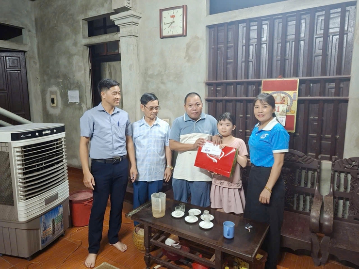 Tổ dân phố 16 thăm hỏi, tặng quà trẻ em có hoàn cảnh khó khăn nhân Ngày Quốc tế Thiếu nhi 1/6- Ảnh 4.