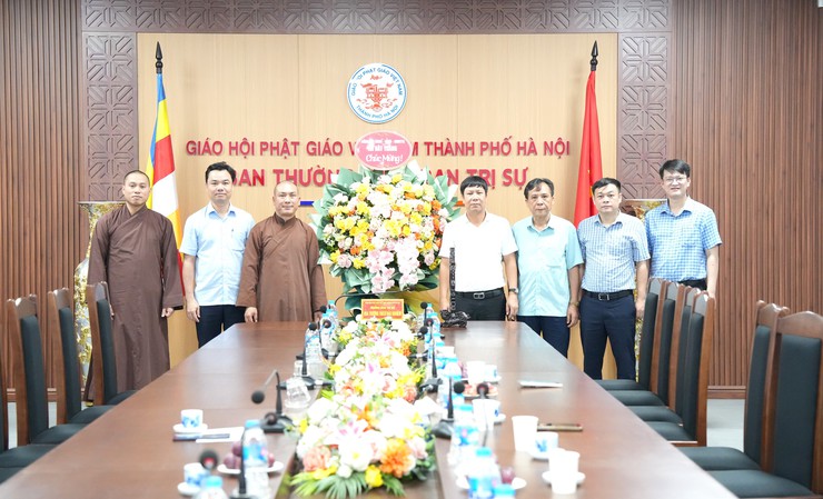 Lãnh đạo xã Bát Tràng thăm, chúc mừng Ban trị sự Giáo hội Phật giáo thành phố Hà Nội nhân Đại lễ Phật đản Phật lịch 2570- Ảnh 1.