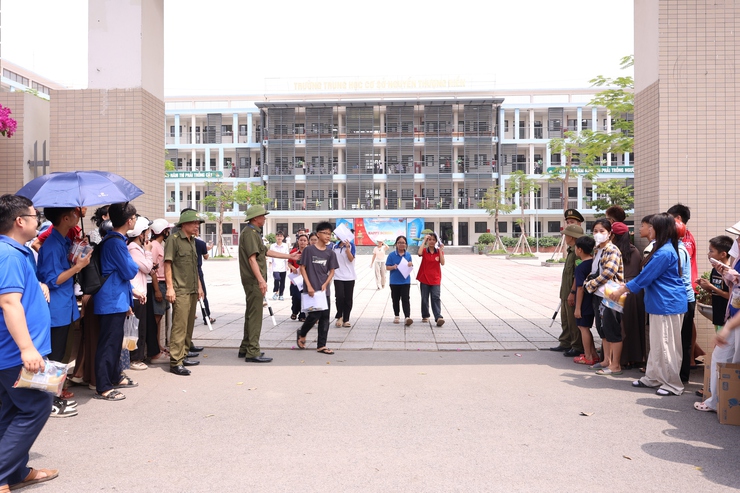 Thí sinh tự tin hoàn thành môn Ngữ văn trong ngày thi đầu tiên- Ảnh 2.
