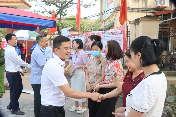 Lãnh đạo xã Đại Xuyên kiểm tra, động viên Hội đồng thi và các lực lượng hỗ trợ kỳ thi tuyển sinh vào lớp 10 THPT năm học 2026-2027- Ảnh 8.