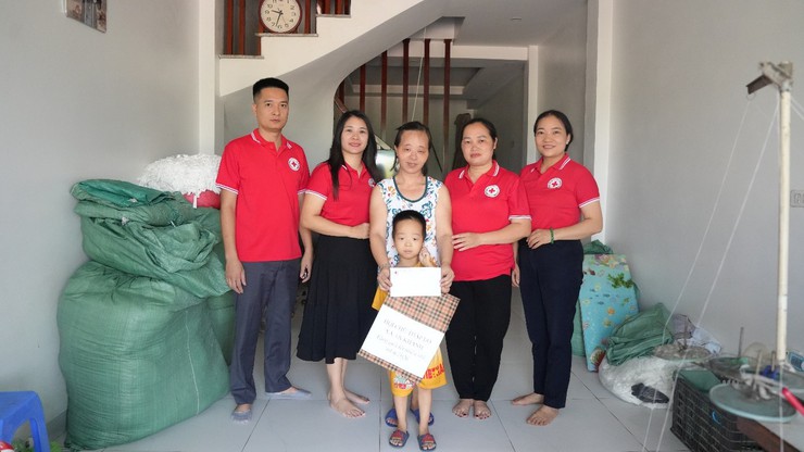 Hội Chữ thập đỏ xã An Khánh thăm, tặng quà 14 người yếu thế và trẻ em có hoàn cảnh khó khăn trên địa bàn xã- Ảnh 1.