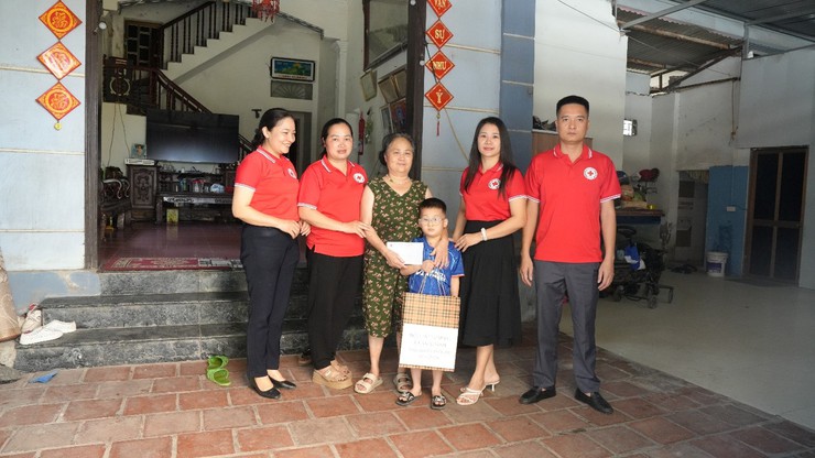 Hội Chữ thập đỏ xã An Khánh thăm, tặng quà 14 người yếu thế và trẻ em có hoàn cảnh khó khăn trên địa bàn xã- Ảnh 2.