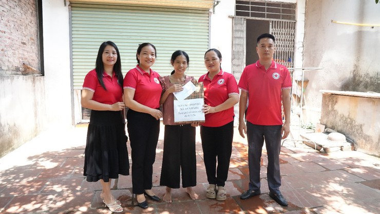 Hội Chữ thập đỏ xã An Khánh thăm, tặng quà 14 người yếu thế và trẻ em có hoàn cảnh khó khăn trên địa bàn xã- Ảnh 3.