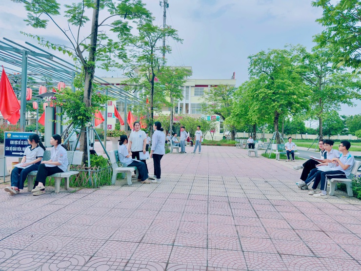 Tuổi trẻ công an xã Nam Phù đồng hành cùng thí sinh, góp phần bảo đảm kỳ thi vào lớp 10 an toàn, nghiêm túc- Ảnh 3.