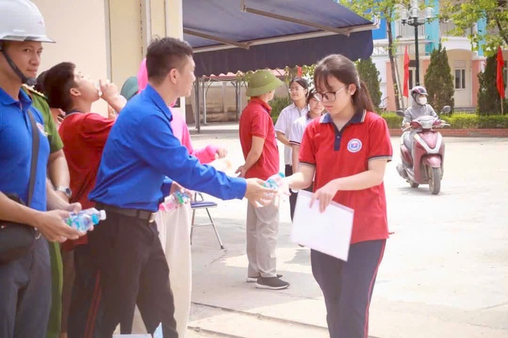 Thí sinh Nam Phù hoàn thành ngày thi đầu tiên an toàn, nghiêm túc- Ảnh 4.