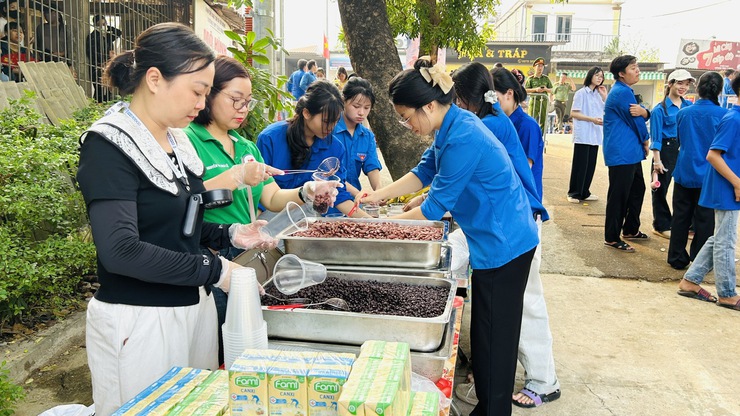 Đội Thanh niên tình nguyện và Câu lạc bộ Ban Mai Xanh tiếp sức sĩ tử trong ngày thi cuối cùng vào lớp 10- Ảnh 2.