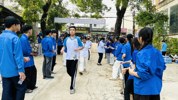 Đội Thanh niên tình nguyện và Câu lạc bộ Ban Mai Xanh tiếp sức sĩ tử trong ngày thi cuối cùng vào lớp 10- Ảnh 3.