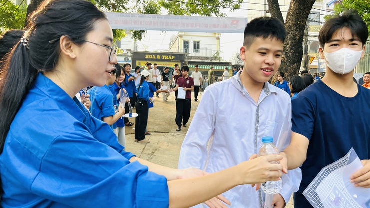 Đội Thanh niên tình nguyện và Câu lạc bộ Ban Mai Xanh tiếp sức sĩ tử trong ngày thi cuối cùng vào lớp 10- Ảnh 4.