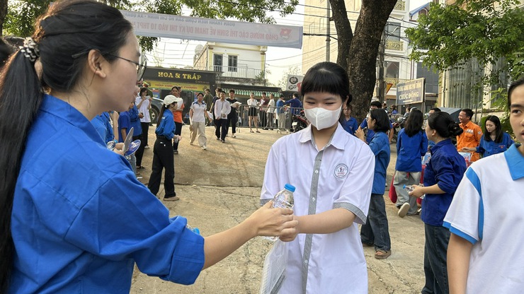 Đội Thanh niên tình nguyện và Câu lạc bộ Ban Mai Xanh tiếp sức sĩ tử trong ngày thi cuối cùng vào lớp 10- Ảnh 5.