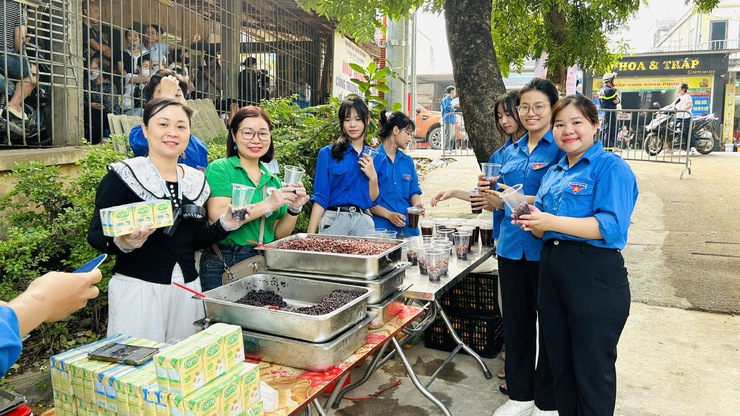 Đội Thanh niên tình nguyện và Câu lạc bộ Ban Mai Xanh tiếp sức sĩ tử trong ngày thi cuối cùng vào lớp 10- Ảnh 6.