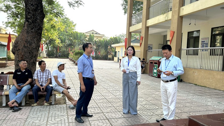 Lãnh đạo xã Quảng Bị động viên phụ huynh trong ngày thi cuối cùng kỳ thi tuyển sinh vào lớp 10 THPT- Ảnh 3.