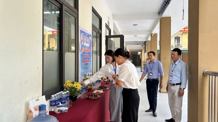 Lãnh đạo xã Quảng Bị động viên phụ huynh trong ngày thi cuối cùng kỳ thi tuyển sinh vào lớp 10 THPT- Ảnh 4.