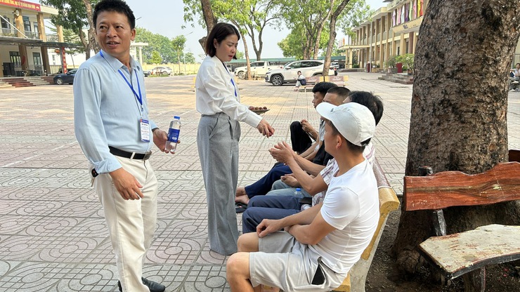 Lãnh đạo xã Quảng Bị động viên phụ huynh trong ngày thi cuối cùng kỳ thi tuyển sinh vào lớp 10 THPT- Ảnh 5.