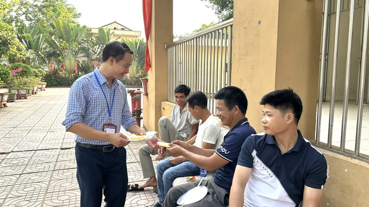 Lãnh đạo xã Quảng Bị động viên phụ huynh trong ngày thi cuối cùng kỳ thi tuyển sinh vào lớp 10 THPT- Ảnh 6.