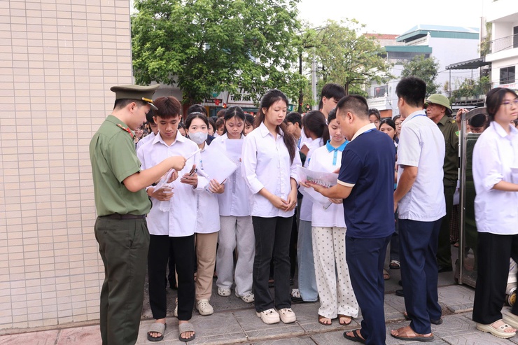 Công an xã Vân Đình bảo đảm an ninh, an toàn cho kỳ thi tuyển sinh vào lớp 10- Ảnh 2.