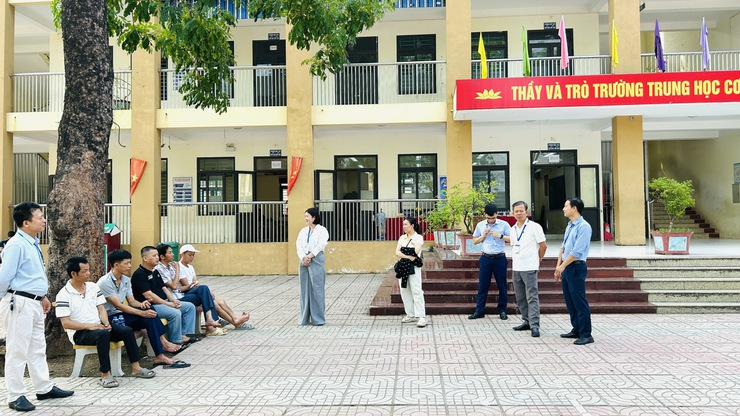 Lãnh đạo xã Quảng Bị động viên phụ huynh trong ngày thi cuối cùng kỳ thi tuyển sinh vào lớp 10 THPT- Ảnh 7.