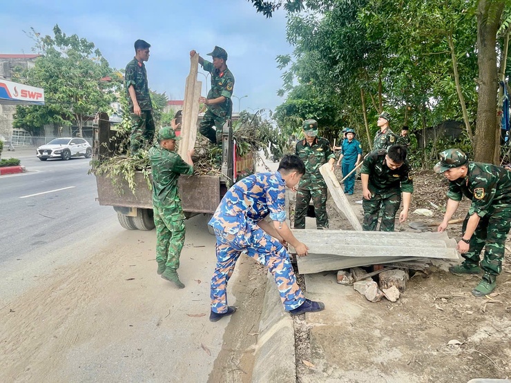 SƠN TÂY ĐỒNG LOẠT RA QUÂN TỔNG VỆ SINH MÔI TRƯỜNG, XỬ LÝ CÁC ĐIỂM TỒN ĐỌNG RÁC THẢI TRÊN TUYẾN QUỐC LỘ 32- Ảnh 8.