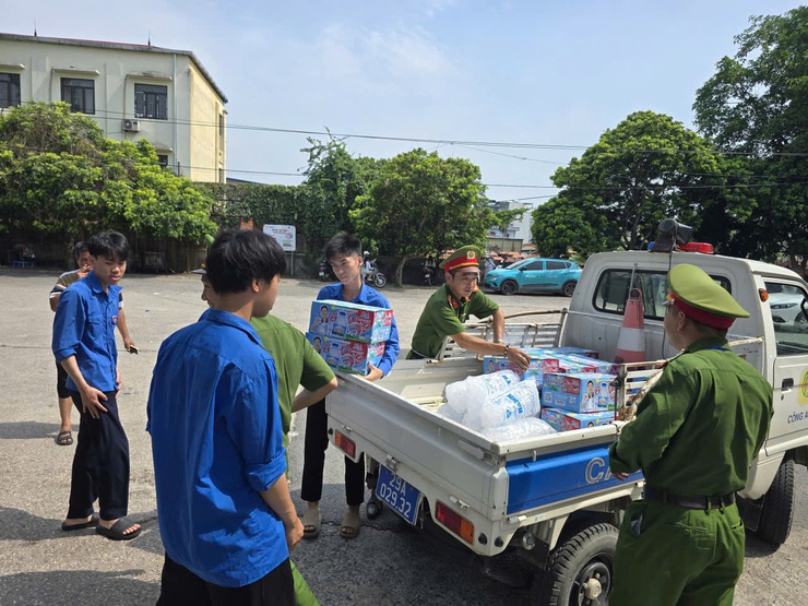 Tuổi trẻ công an xã Nam Phù đồng hành cùng thí sinh, góp phần bảo đảm kỳ thi vào lớp 10 an toàn, nghiêm túc- Ảnh 7.
