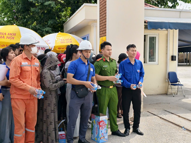 Tuổi trẻ công an xã Nam Phù đồng hành cùng thí sinh, góp phần bảo đảm kỳ thi vào lớp 10 an toàn, nghiêm túc- Ảnh 4.