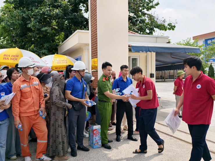 Tuổi trẻ công an xã Nam Phù đồng hành cùng thí sinh, góp phần bảo đảm kỳ thi vào lớp 10 an toàn, nghiêm túc- Ảnh 2.