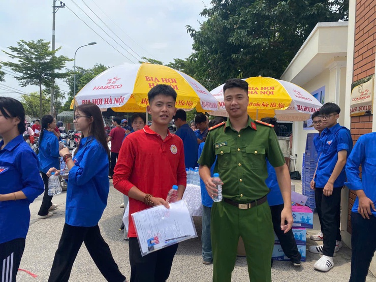 Tuổi trẻ công an xã Nam Phù đồng hành cùng thí sinh, góp phần bảo đảm kỳ thi vào lớp 10 an toàn, nghiêm túc- Ảnh 5.