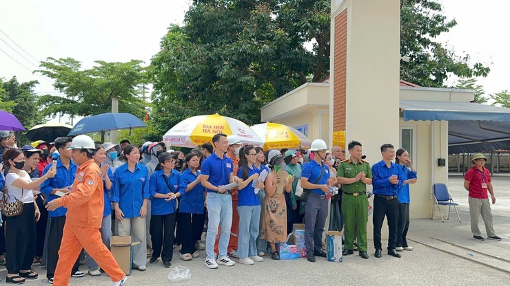 Tuổi trẻ công an xã Nam Phù đồng hành cùng thí sinh, góp phần bảo đảm kỳ thi vào lớp 10 an toàn, nghiêm túc- Ảnh 1.