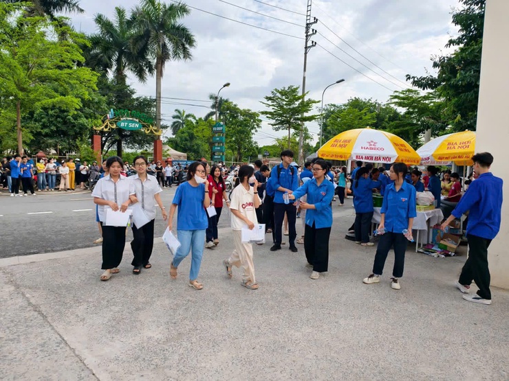 Khép lại kỳ thi vào lướp 10 THPT: học sinh Nam Phù tự tin bước vào hành trình mới- Ảnh 3.