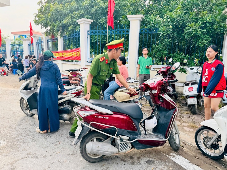 Khép lại kỳ thi vào lướp 10 THPT: học sinh Nam Phù tự tin bước vào hành trình mới- Ảnh 6.