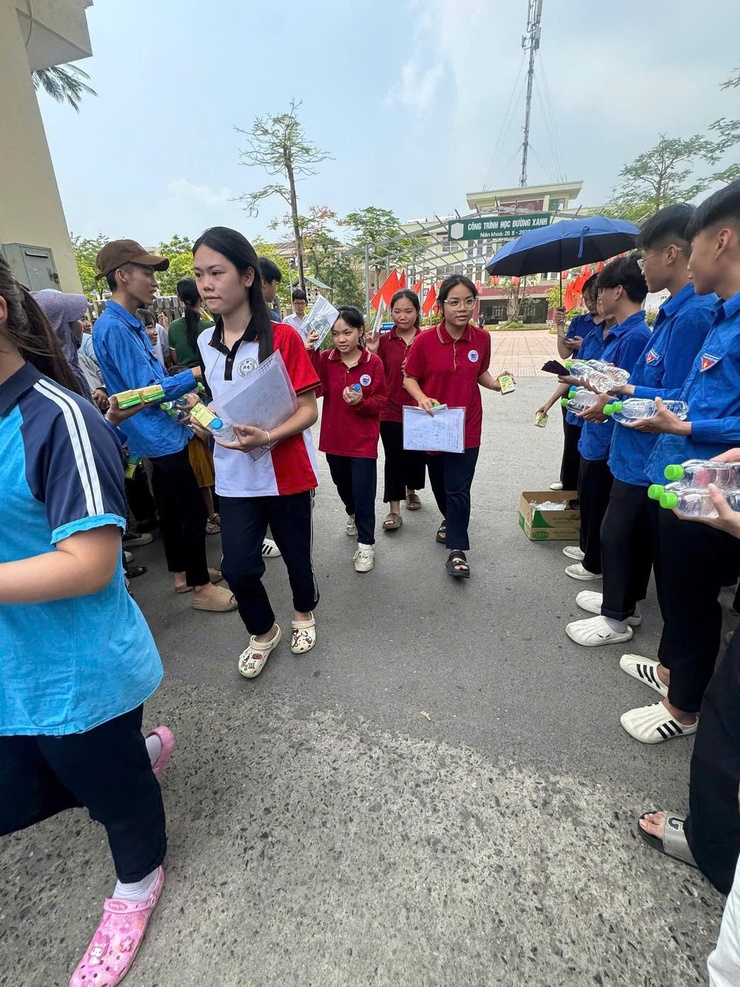Khép lại kỳ thi vào lướp 10 THPT: học sinh Nam Phù tự tin bước vào hành trình mới- Ảnh 9.