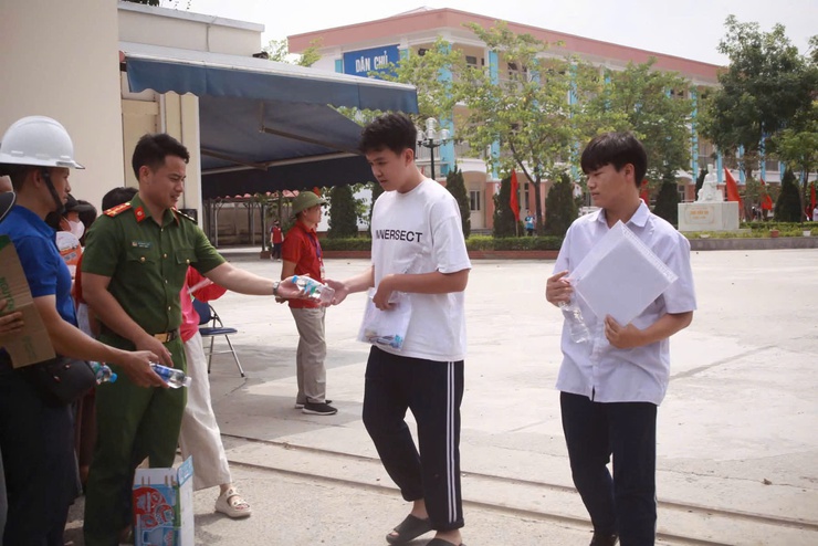Khép lại kỳ thi vào lướp 10 THPT: học sinh Nam Phù tự tin bước vào hành trình mới- Ảnh 12.