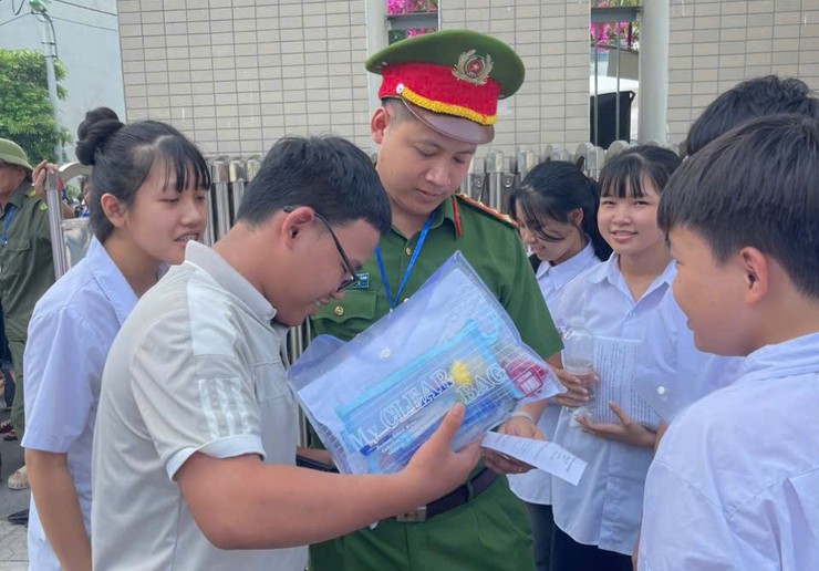 Công an xã Vân Đình bảo đảm an ninh, an toàn cho kỳ thi tuyển sinh vào lớp 10- Ảnh 1.