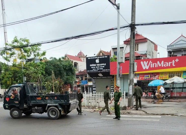 Phúc Lộc: Đồng thuận cao trong xử lý "điểm nghẽn" trật tự đô thị trên địa bàn xã- Ảnh 4.