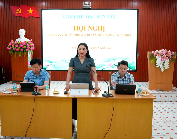 SƠN TÂY HỌP GIAO BAN THƯỜNG TRỰC UBND PHƯỜNG VỚI CÁC PHÒNG CHUYÊN MÔN, ĐƠN VỊ TRỰC THUỘC- Ảnh 1.