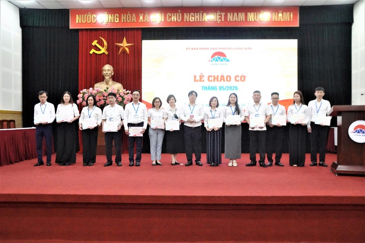 UBND phường Long Biên tổ chức Lễ chào cờ tháng 5/2026- Ảnh 4.