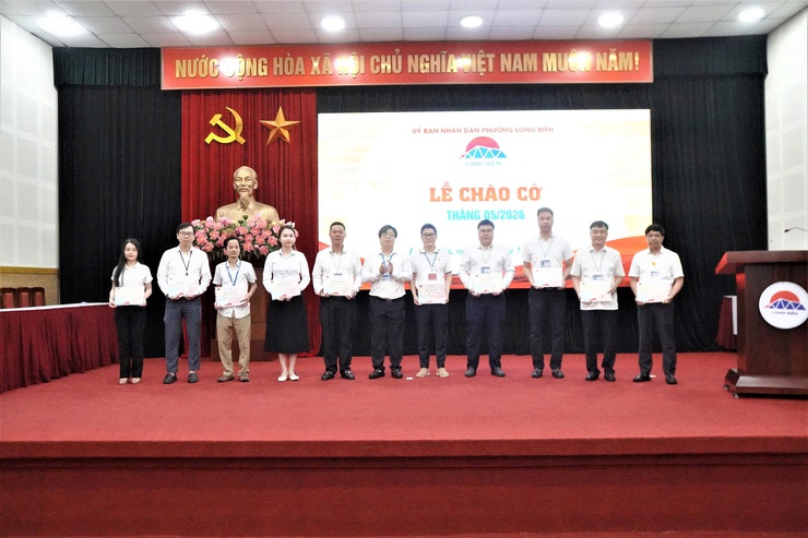 UBND phường Long Biên tổ chức Lễ chào cờ tháng 5/2026- Ảnh 5.