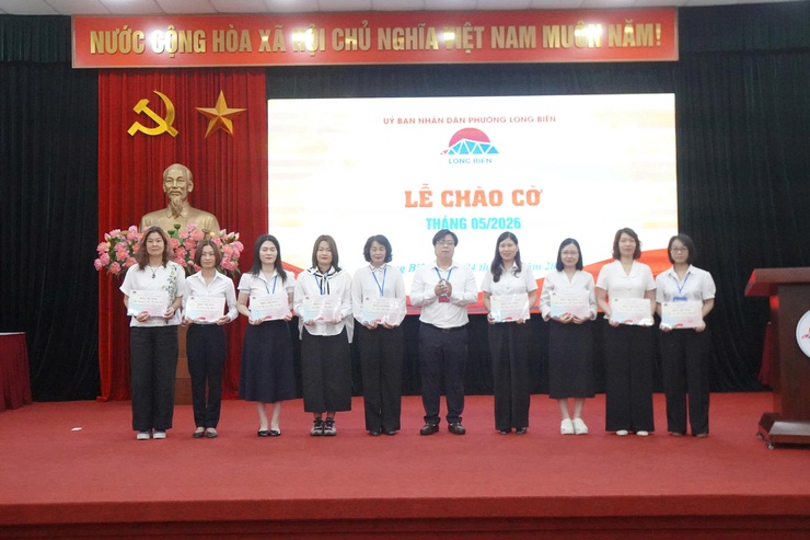 UBND phường Long Biên tổ chức Lễ chào cờ tháng 5/2026- Ảnh 6.