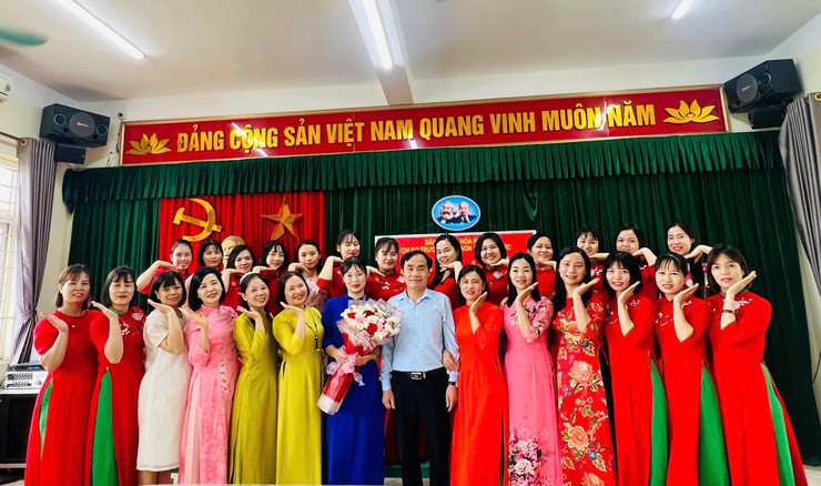 Chi bộ Trường Mầm non Thượng Vực tổ chức Lễ kết nạp Đảng viên cho quần chúng ưu tú Ngô Huyền My- Ảnh 1.