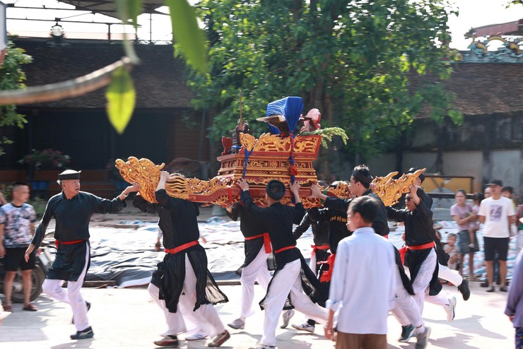 LÃNH ĐẠO XÃ ỨNG THIÊN DÂNG HƯƠNG TẠI  LỄ HỘI TRUYỀN THỐNG BA THÔN BẶT- Ảnh 3.