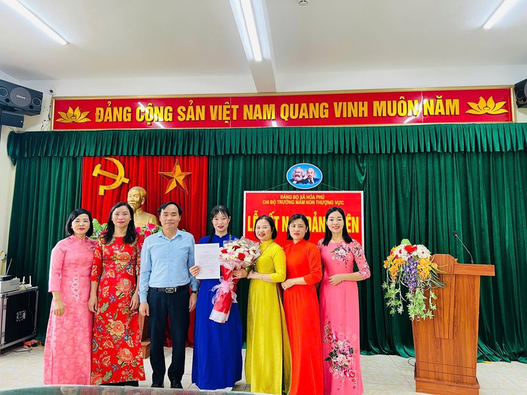 Chi bộ Trường Mầm non Thượng Vực tổ chức Lễ kết nạp Đảng viên cho quần chúng ưu tú Ngô Huyền My- Ảnh 2.
