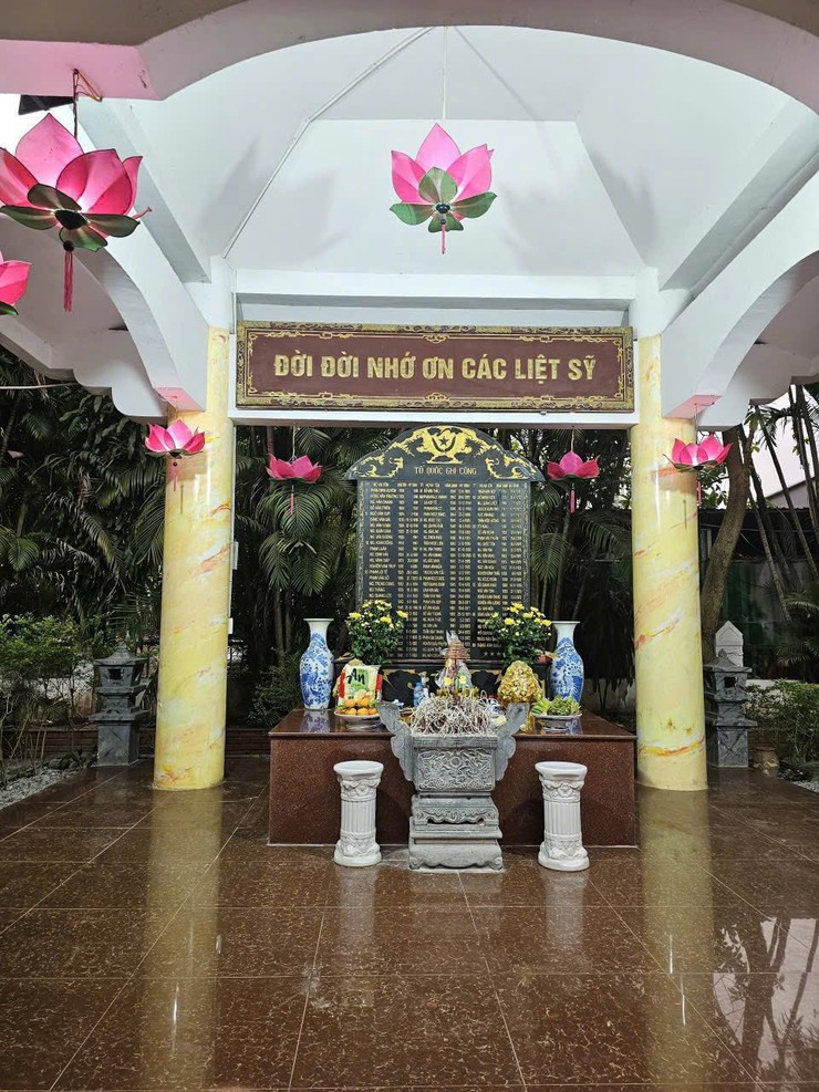 ẤM ÁP NGHĨA TÌNH: HỘI PHỤ NỮ PHƯỜNG LÁNG DUY TRÌ NỀN NẾP CHĂM SÓC NHÀ BIA TƯỞNG NIỆM LIỆT SĨ- Ảnh 1.