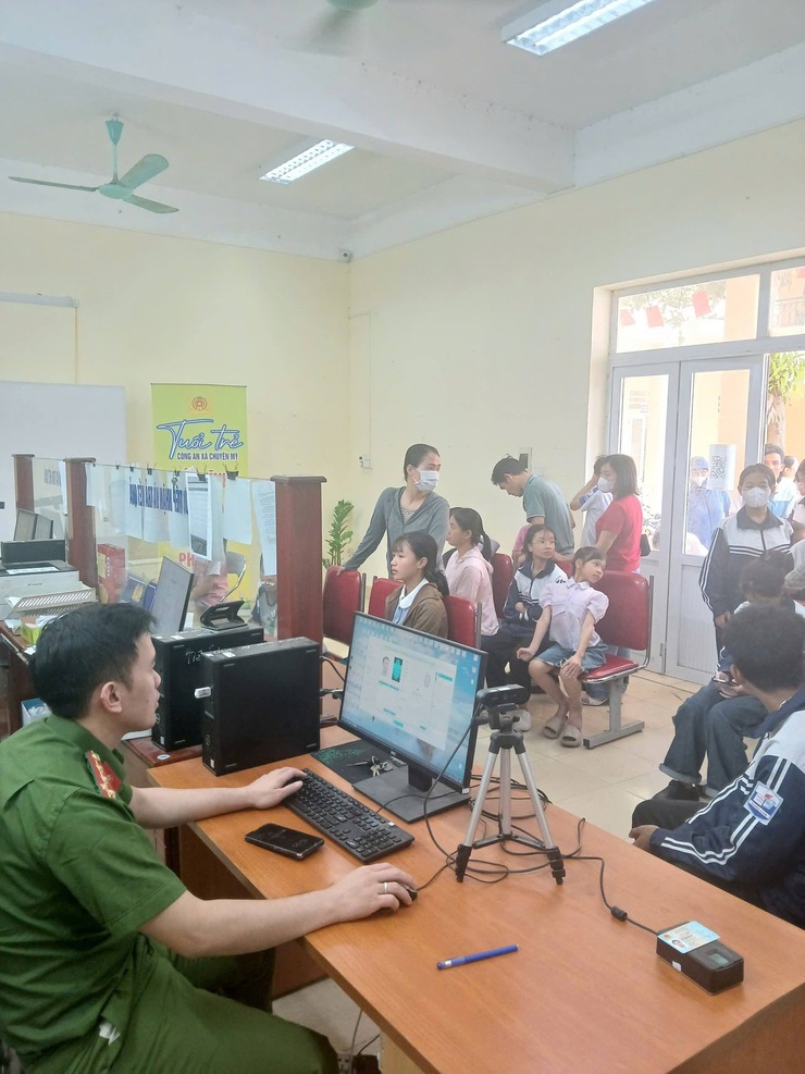 Công an xã Chuyên Mỹ định danh điện tử cho học sinh xuyên kỳ nghỉ lễ- Ảnh 2.