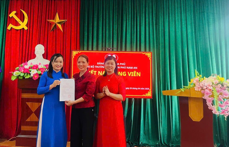Chi bộ Trường Mầm non Phú Nam An tổ chức Lễ kết nạp Đảng viên cho hai quần chúng ưu tú - Ảnh 2.