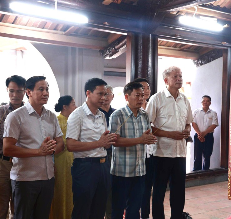 LÃNH ĐẠO XÃ ỨNG THIÊN DÂNG HƯƠNG TẠI  LỄ HỘI TRUYỀN THỐNG BA THÔN BẶT- Ảnh 1.