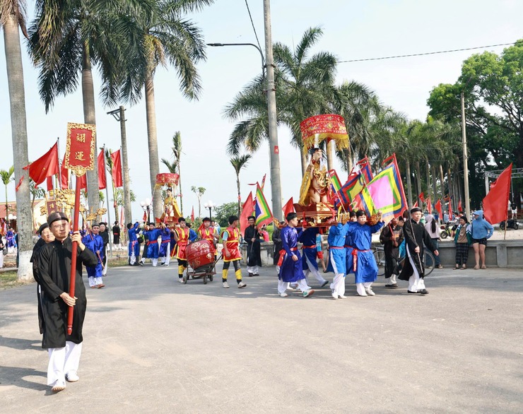 LÃNH ĐẠO XÃ ỨNG THIÊN DÂNG HƯƠNG TẠI  LỄ HỘI TRUYỀN THỐNG BA THÔN BẶT- Ảnh 4.