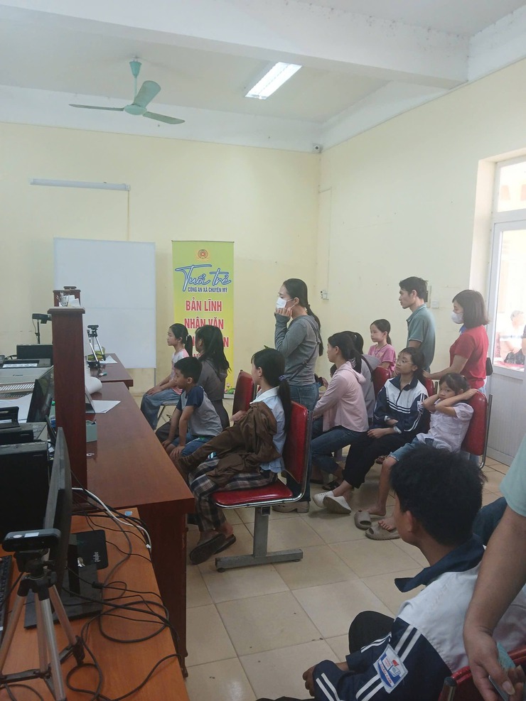 Công an xã Chuyên Mỹ định danh điện tử cho học sinh xuyên kỳ nghỉ lễ- Ảnh 3.
